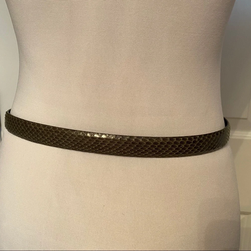 CARLISLE BELT SKINNY GRAY SNAKESKIN GOLD TONE BUCKLE Size M